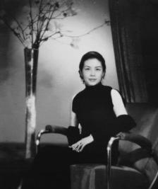 1935年，天香阁后院，灯火昏黄，檀香味混着胭脂气，满屋浮动。年轻貌美的潘素跪在