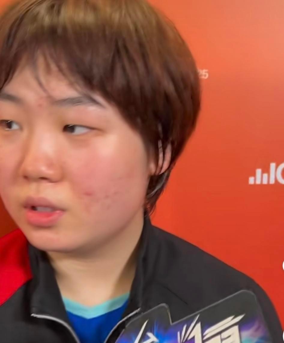 赛场上有人倒下。旁边人扑上去的速度。比球还快。看孙颖莎这事儿的后续。像看