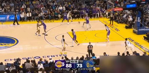 詹姆斯滑翔劈扣后怒视观众席，全网都在吹老将嚣张。我告诉你，这根本不是王者霸气，这