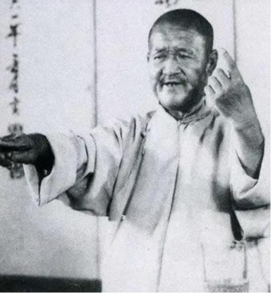 张寿臣在老北京相声圈权势极盛，业内辈分规矩几乎由他说了算，圈内艺人的辈分升降全凭