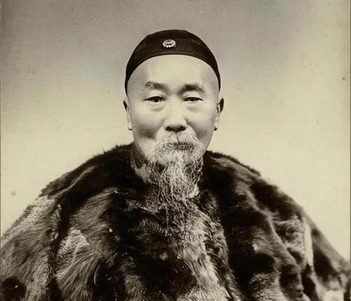 康有为、梁启超逃走后，慈禧震怒，命令李鸿章把康、梁的祖坟给掘了！李鸿章拿不