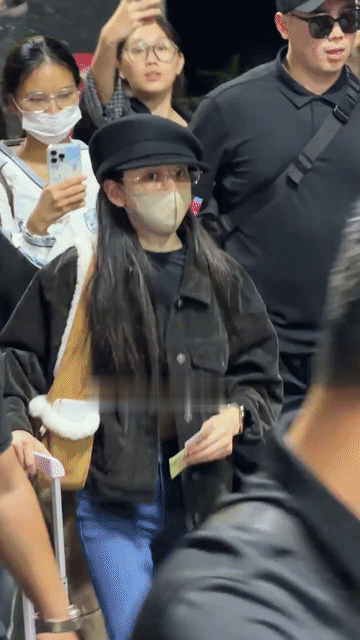 官方身高1.65的宋祖儿这么小小一只？1.65的女生算很高了，在人群中绝对不应该