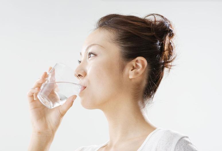 医生发现：坚持用盐水漱口的人，咽喉或正在发生这5个积极变化盐水漱口这个习惯，