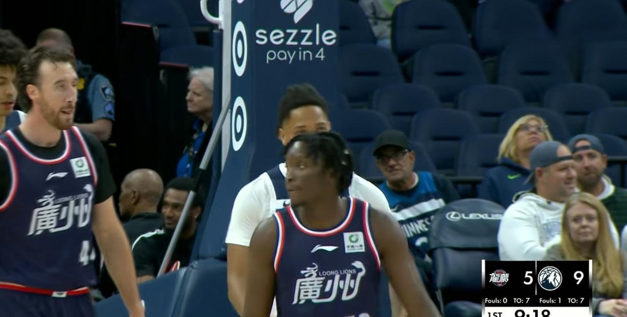 广州龙狮超级外援奥拉迪波真是太拉胯了！在今天广州龙狮以74：134惨败于森林狼的