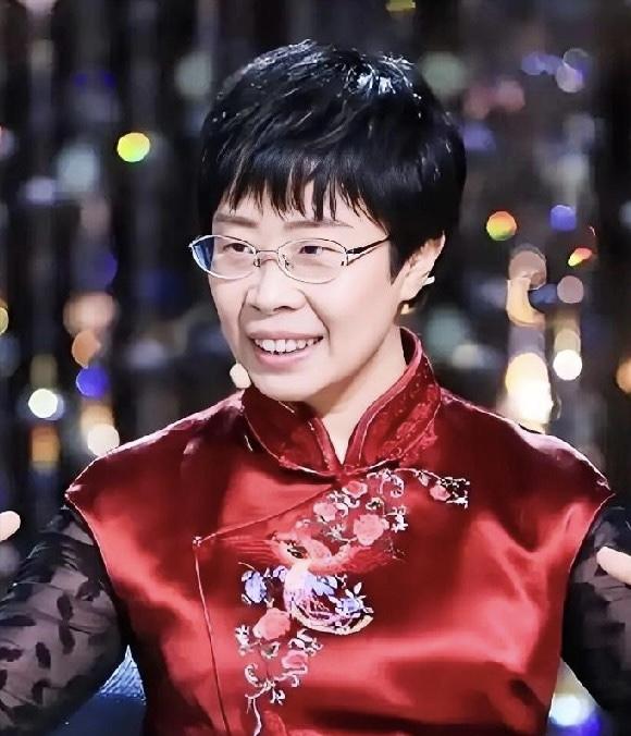 你敢信吗？前阵子还在诗词大会上温温柔柔讲唐诗宋词的蒙曼，就因为聊了几句清朝，直接