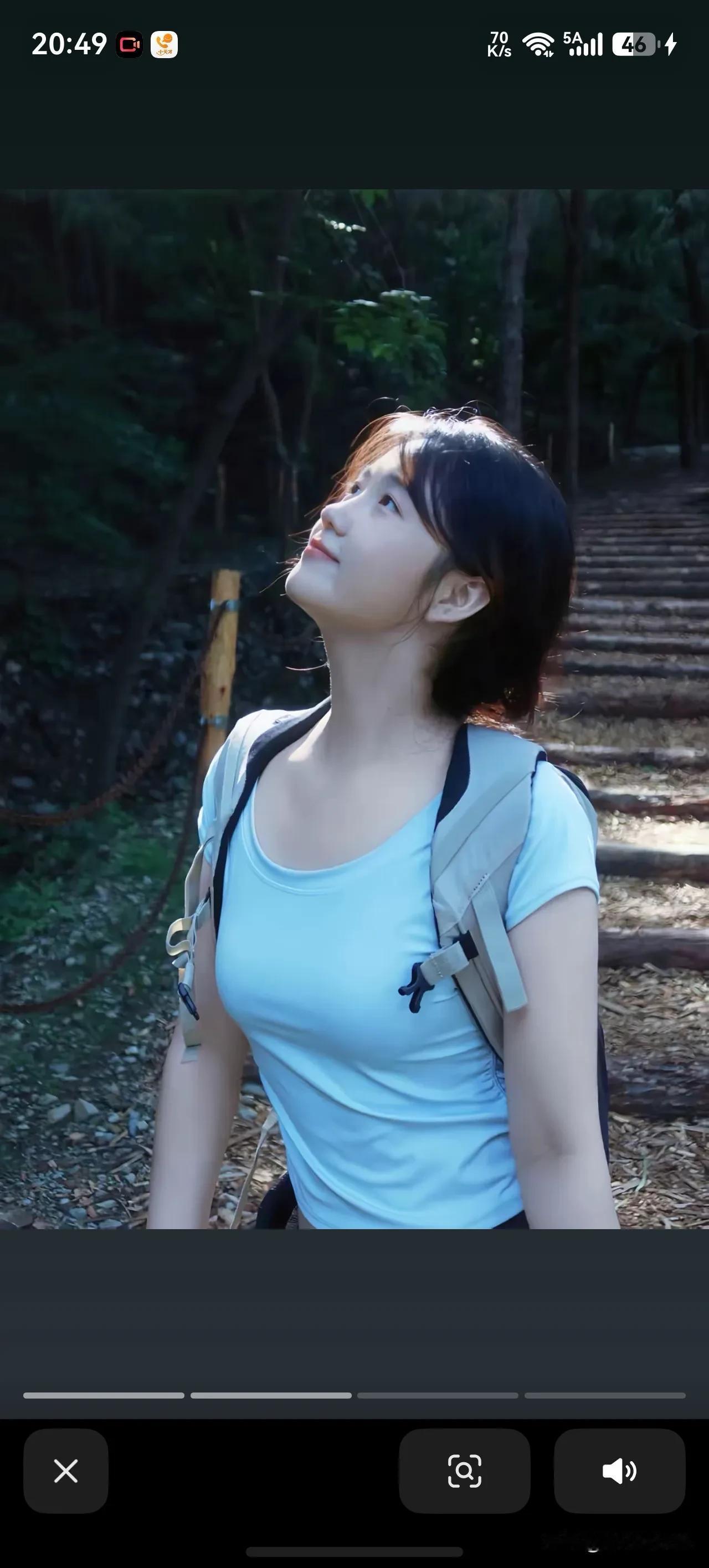 谁说女孩只能甜？山间小路，阳光洒肩，她背着背包，笑靥如花，脚步却坚定如