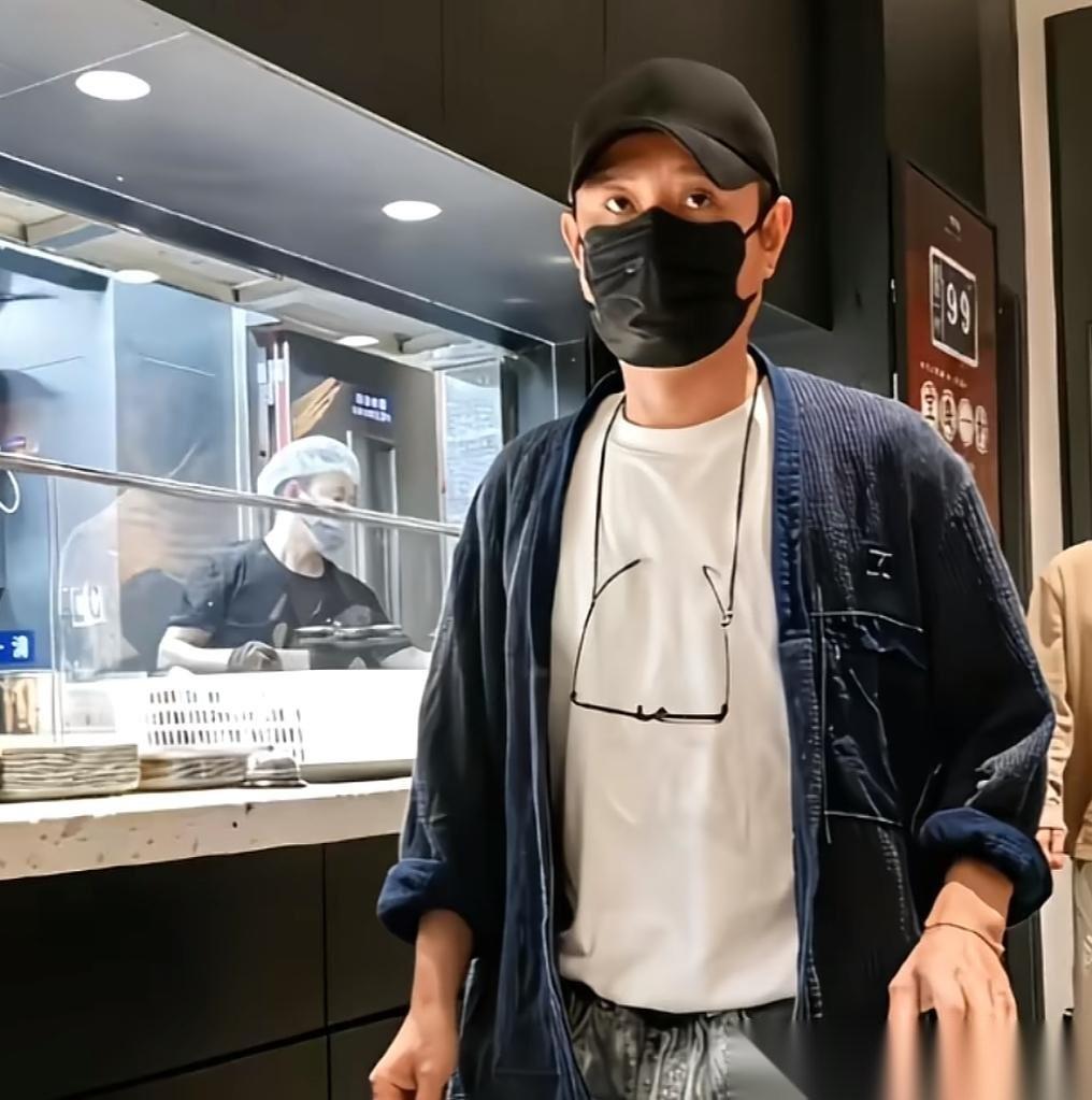 最近刷到一条消息，演员文章在上海开饭店了，开业当天不算冷清，店里坐满了来捧场的客