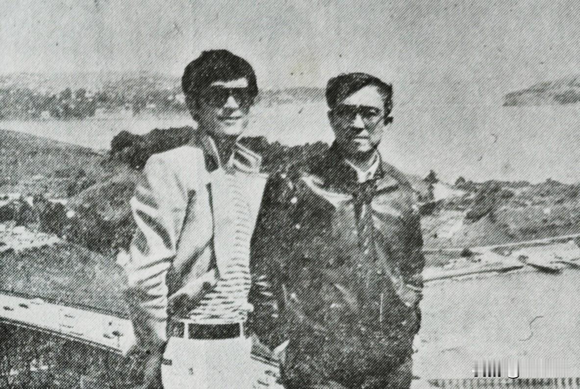 图一谢晋和儿子谢衍，我差点以为是跟李小龙合影图二李小龙，是不是很像？