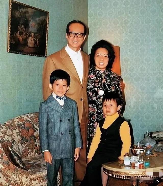 李嘉诚这一生，可以说是顺风顺水、一路辉煌。他和庄月明本来是表兄妹关系，在那个年代