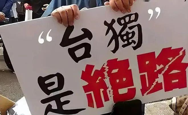 台湾《中国时报》7月12日社论发出警告：“‘反共爱国教育’重现江湖，便是要遂行赖