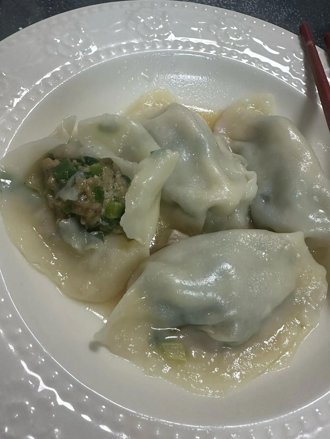 原来长大的幸福，便是学会了给予。如此简单，一碗亲手包制的饺子，一段与孩子闲聊的时