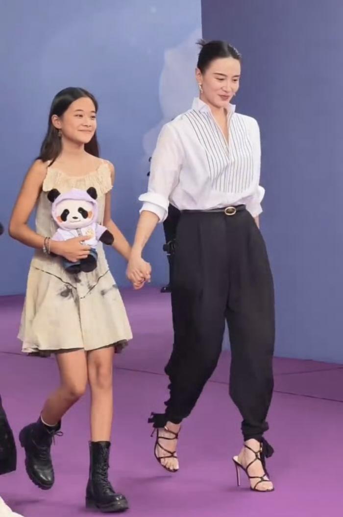 宋佳走红毯从来不会让人失望，看到她带着梅婷女儿走红毯，真是又酷又宠。​梅婷女儿