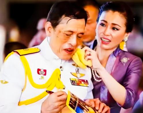 苏提达给泰国国王很细心的擦汗，是不是很温柔体贴啊？苏提达看向国王的眼神中是不是