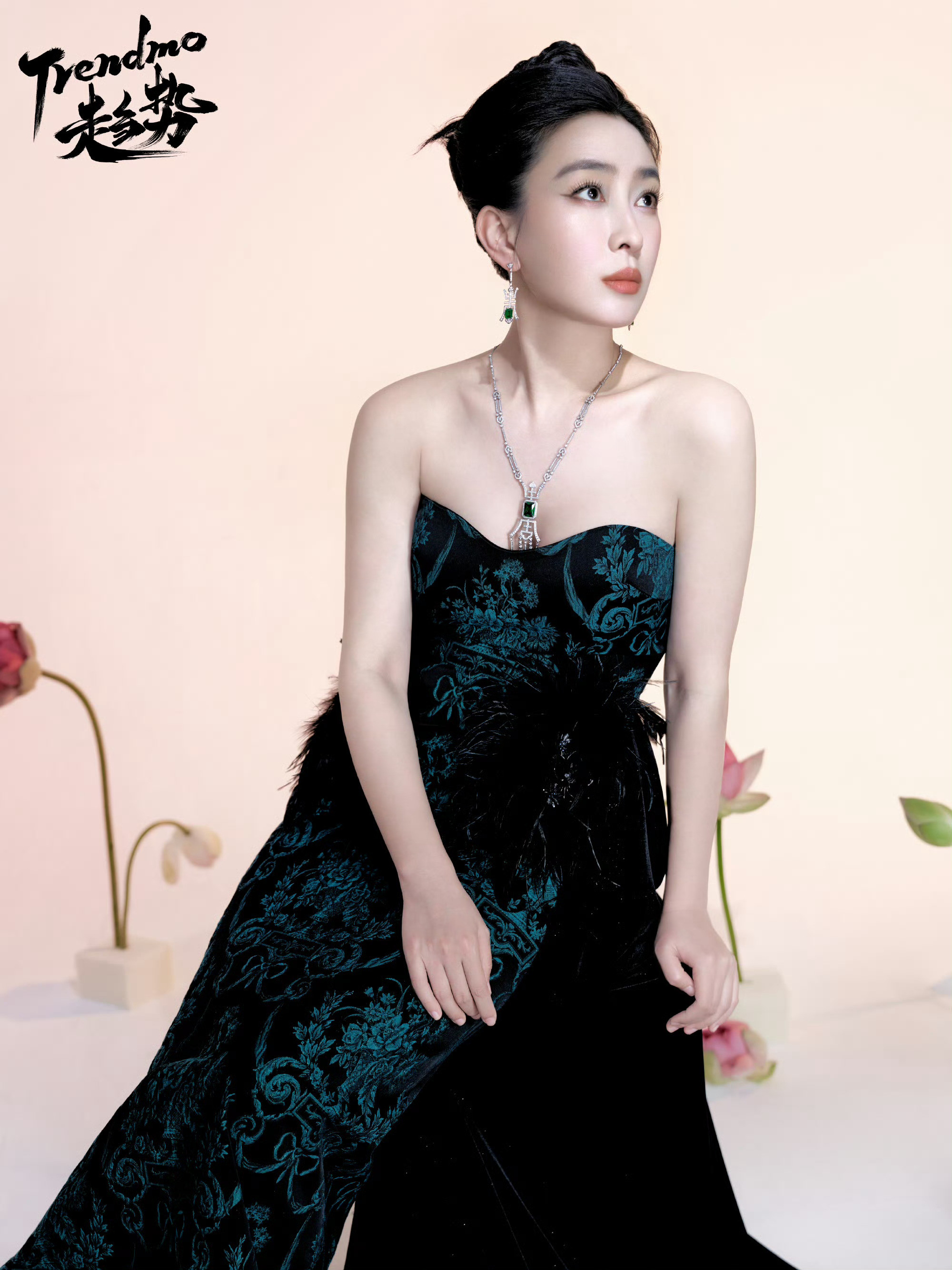 玉瓷之美，不在无瑕，而在经火之后，仍见温润。于马苏而言，时间在眉眼间停了一笔，