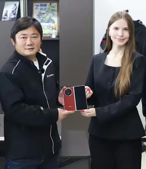 荣耀给张雪送新机，还特意派了金发美女上门。这事一出来，网上就炸了。有人说，这