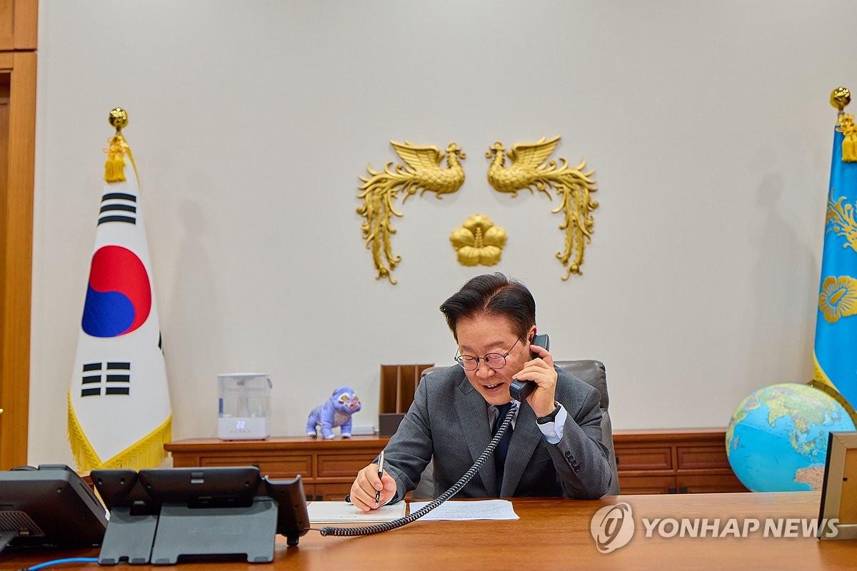 李在明的办公室非常简约大方！除了韩国旗、总统旗和凤凰木槿花外，几乎没有任何装饰。