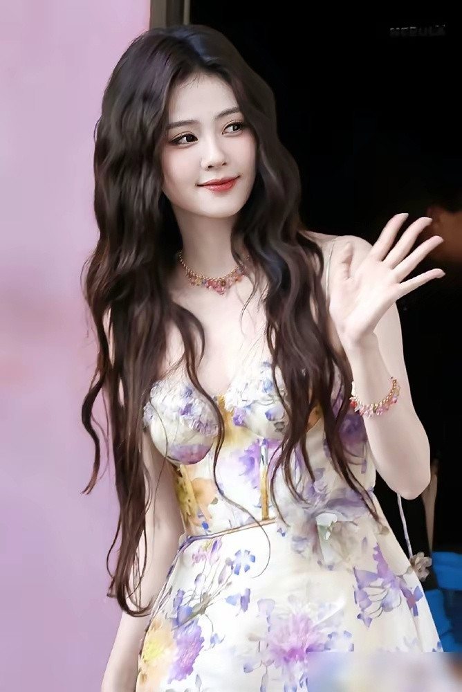 白鹿一条印花裙，淘宝卖109，高定超8万。路透照出来，粉丝都在夸“仙女”、“公主