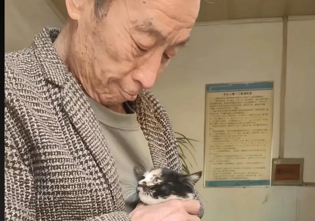 都说“好人必有好报”，但山东某某大学的宿管大爷却是个例外。在某某大学里，宿管大