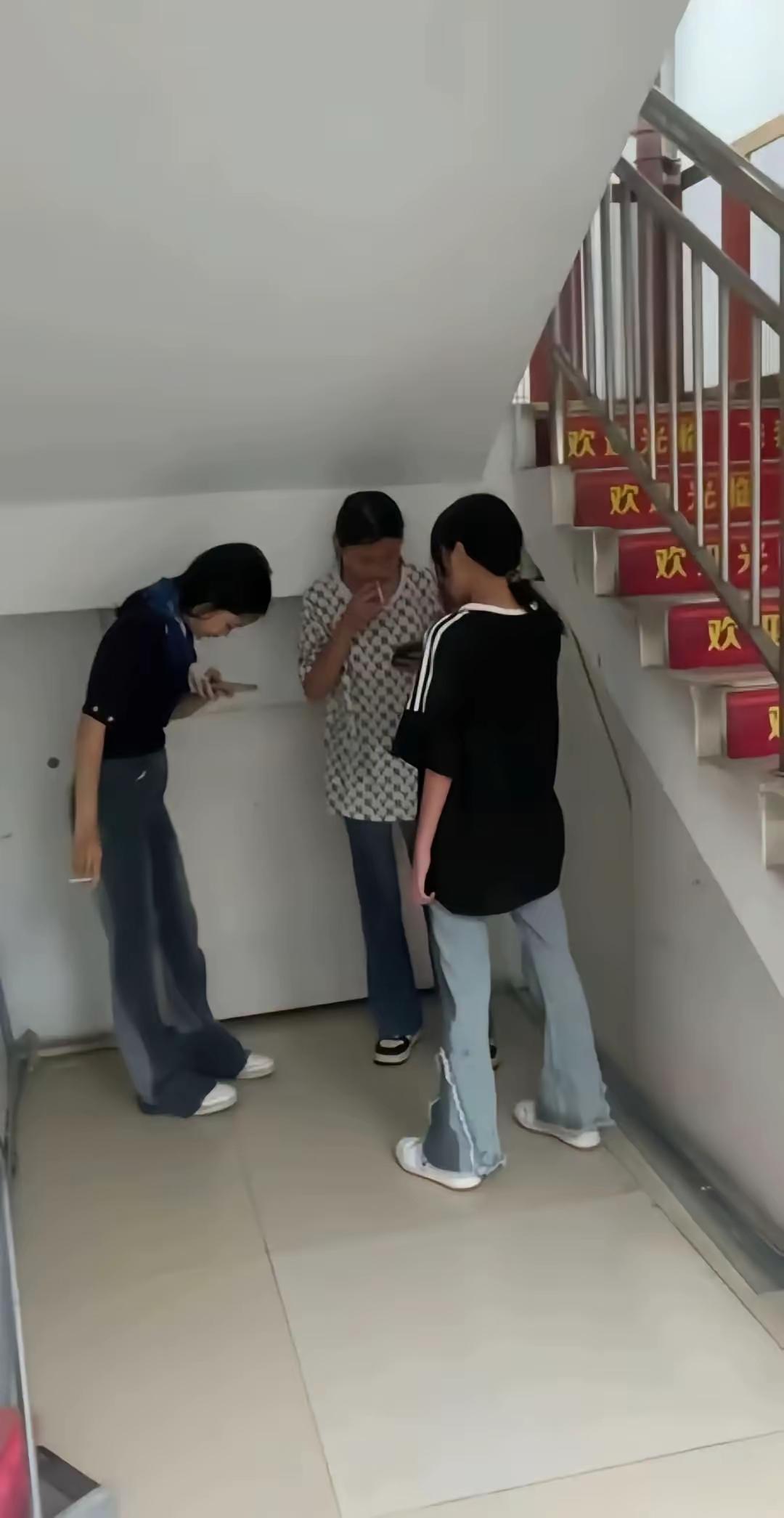 这三个属于能把黄毛拐走的[思考]