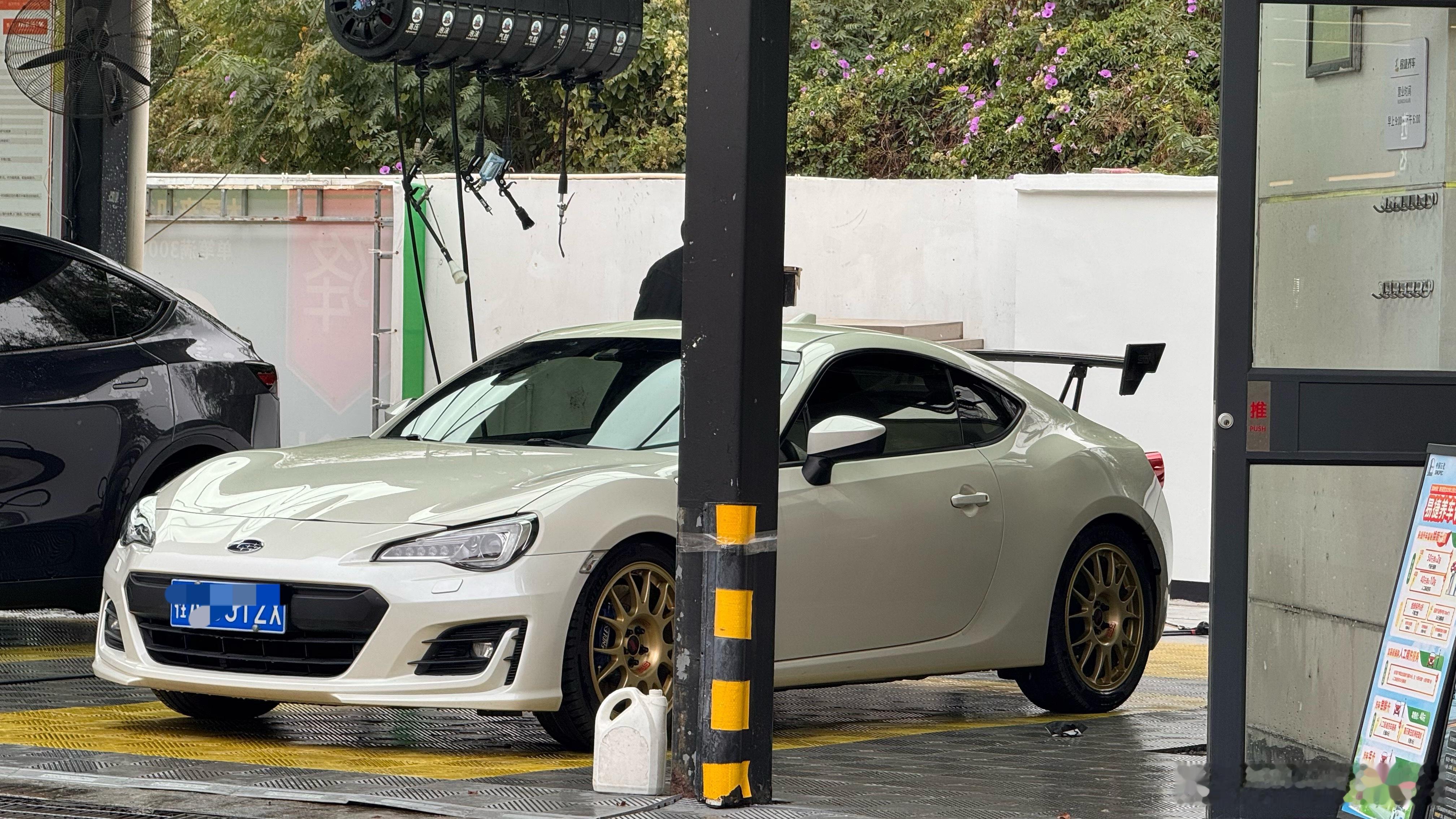 有个尾翼真好看！很饱满可惜的是，原装没有得备案尾翼…但现在想改也只能想想😮💨