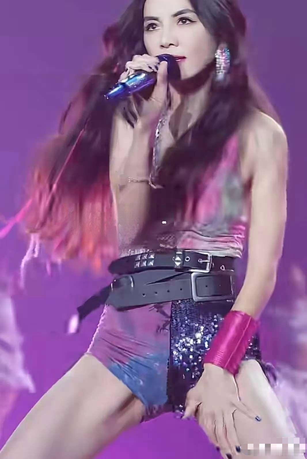 陈嘉桦为什么会变成这个样子呢？由原来的假小子演变成如今的耍性感？演唱会这种大胆示