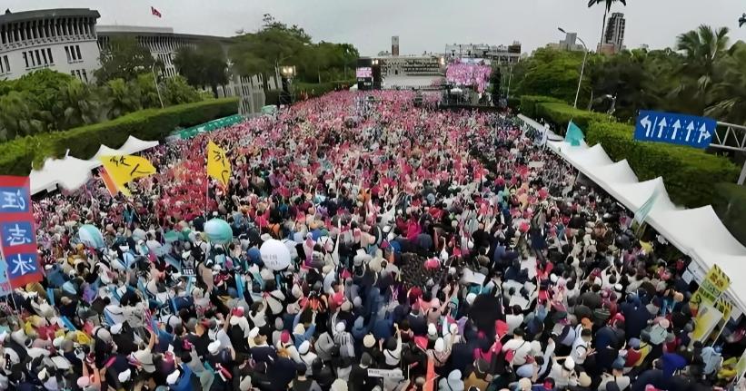国民党最大的内鬼，终于露出了狐狸尾巴！7月25日，台北凯达格兰大道直接挤爆，主办