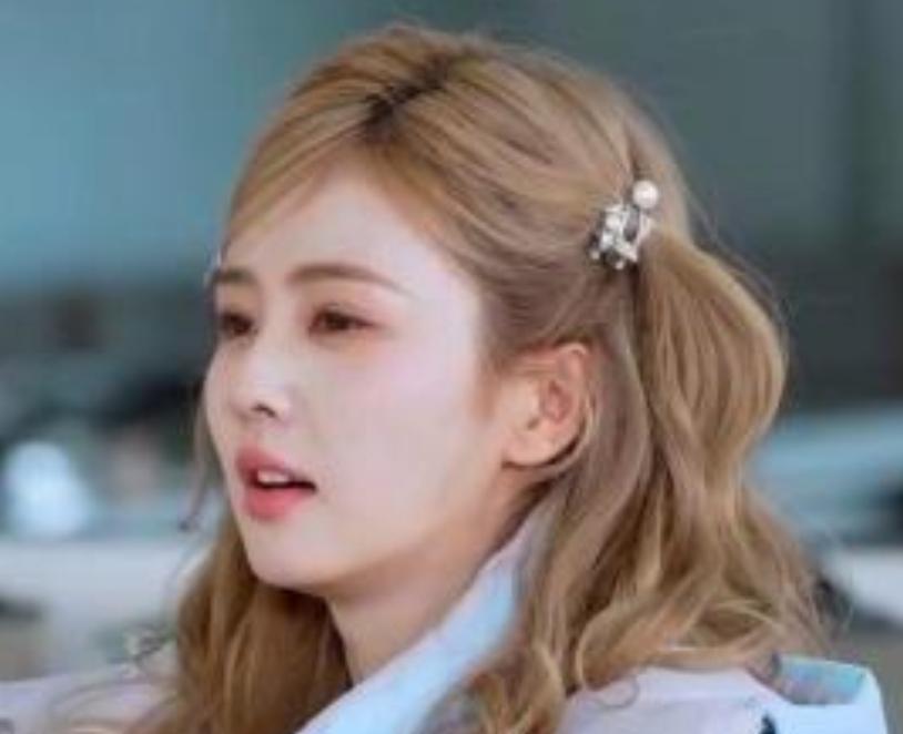 2025年，白鹿在《奔跑吧》新疆特辑收官节目中，于红其拉甫国门观看升旗仪式时感动