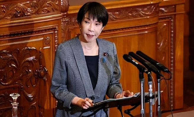 日本皇室的家务事，居然成了点燃火药桶的引线，德仁天皇临上飞机前突然破例发声，直接