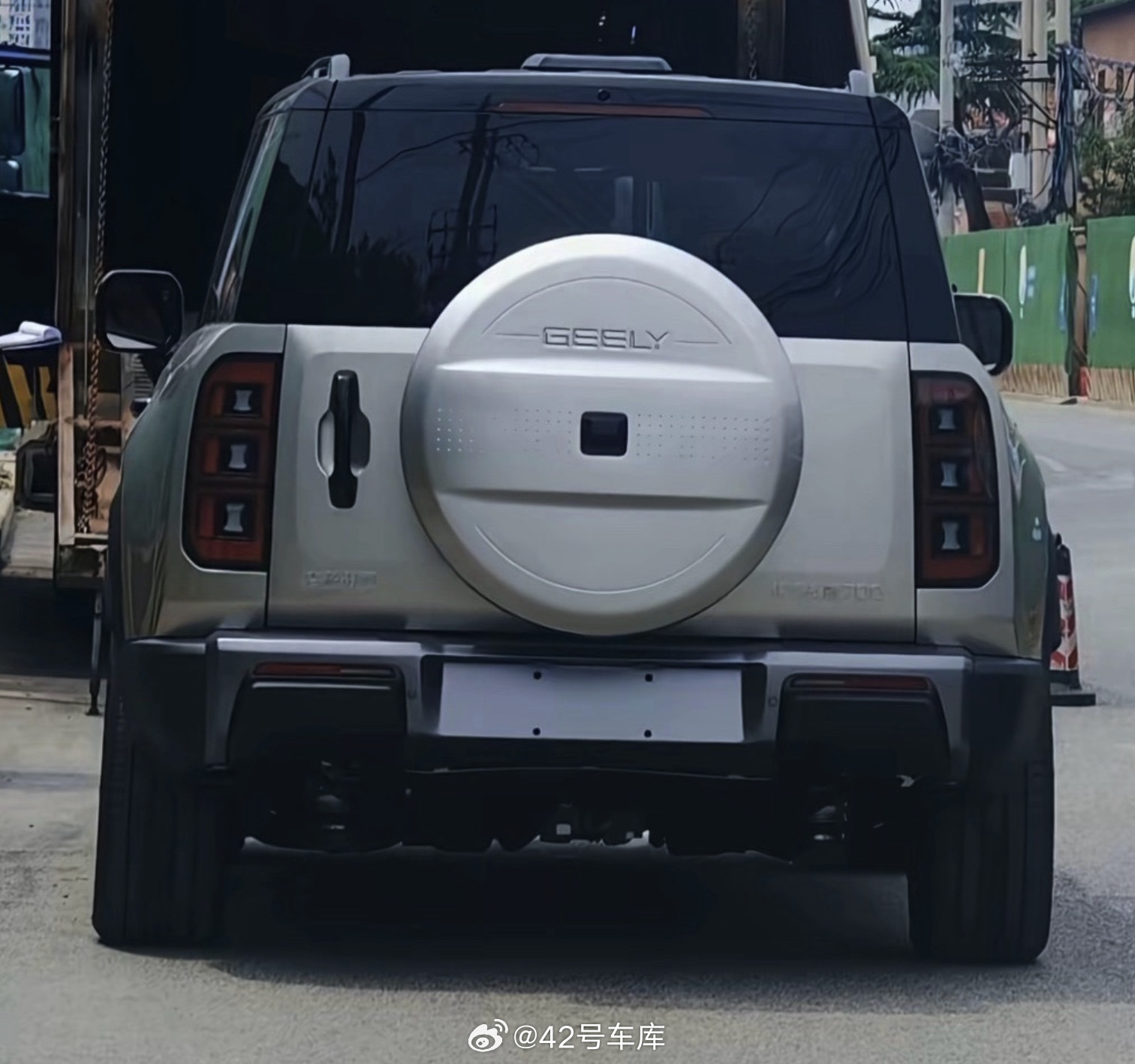 定位硬派SUV的吉利银河战舰700实车被拍到了。这辆车去年上海车展我就拍