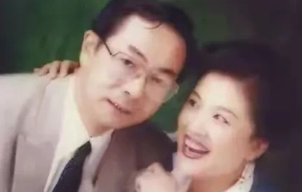 1980年，29岁的宋春丽在拍摄电影《奸细》时，发现自己怀孕了。为了不耽误剧组的