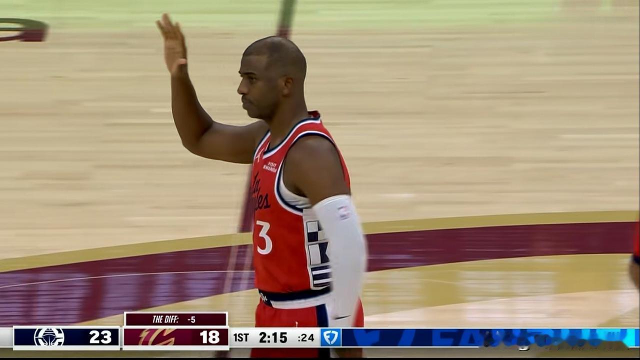 在今天进行的快船和骑士的比赛中，发生了特别感人的一幕。当时比赛进行到了第一节的2