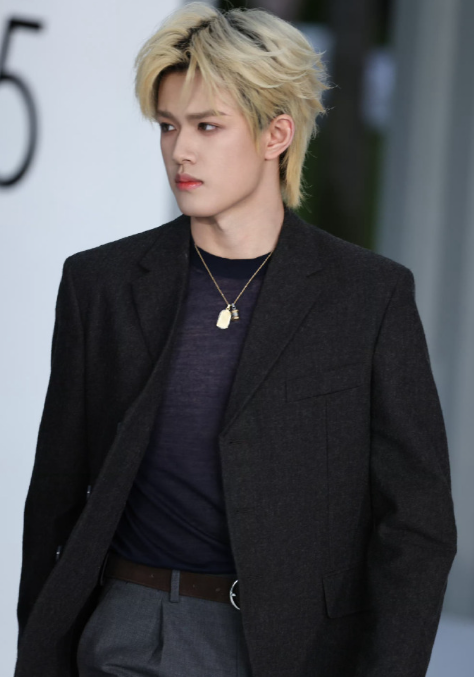 发+半透视内搭=颜值暴击！张极这波造型直接戳中审美，耀眼金发自带光芒，半透视设计