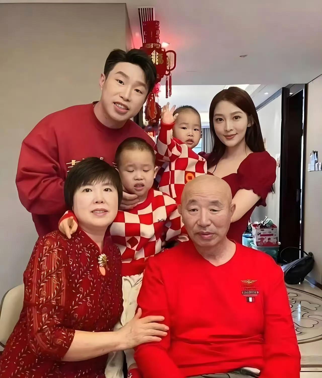 网友A：烧饼晒全家福了，他老婆真是漂亮赛天仙，俩儿子也帅气，不过仔细看，这俩娃明