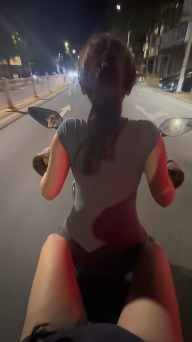 女朋友骑着小电驴带我兜兜风！