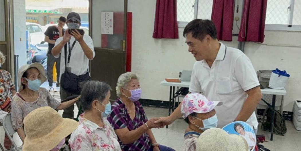 郝龙斌在拉票时直接被基层老党员给呛了，基层党员提出要求，表示郝龙斌若当选党主席的