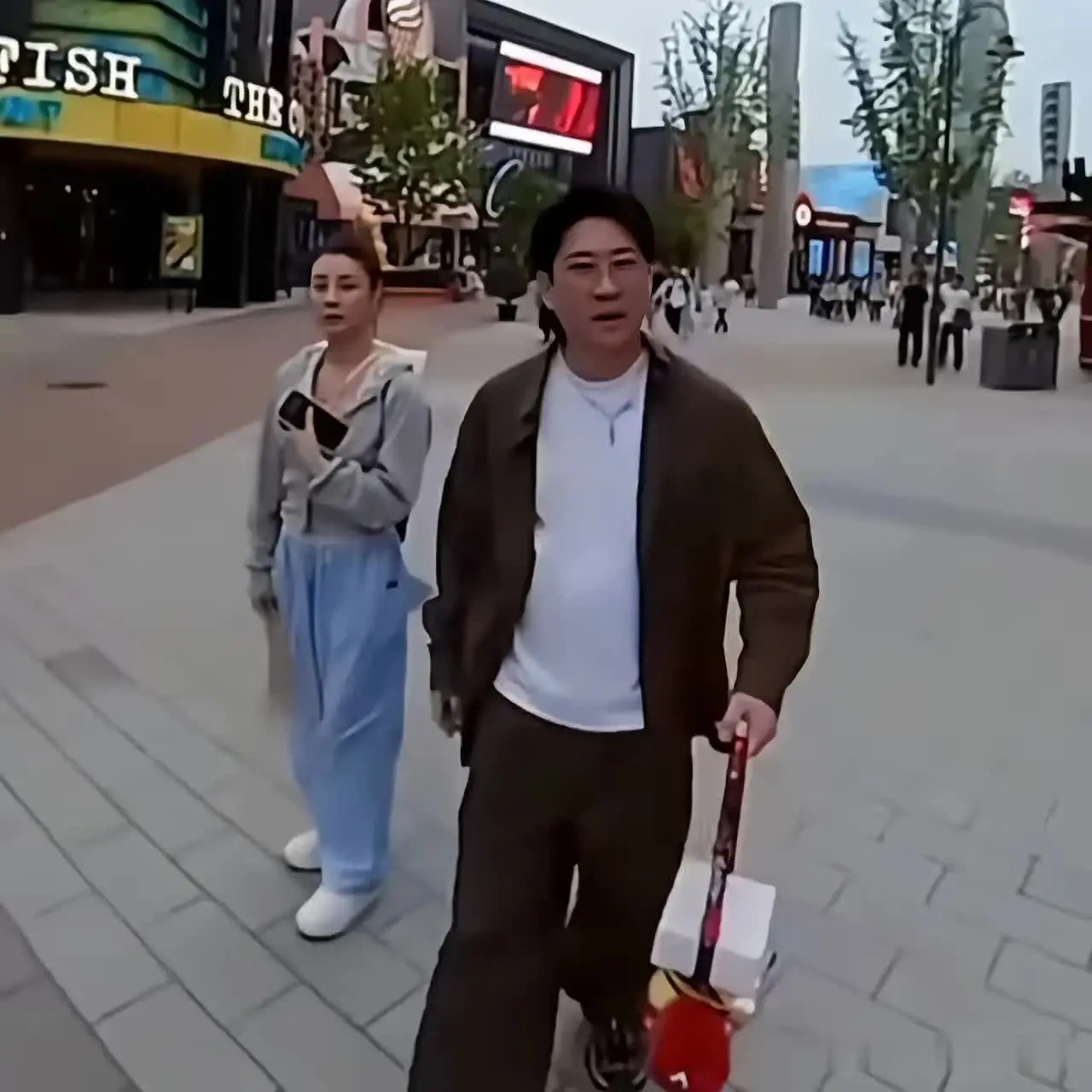 曹金离开德云社成立听云轩，那时的听云轩胜过德云社一千倍，一万倍，那时的德云社处于