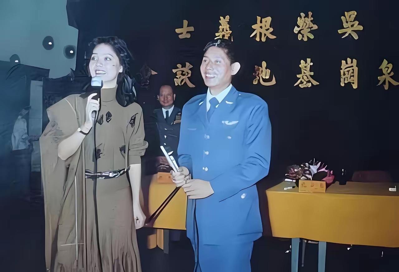 1982年，左边女士是家喻户晓的歌星邓丽君，而右边身穿蓝色军装的男子名叫吴荣根。