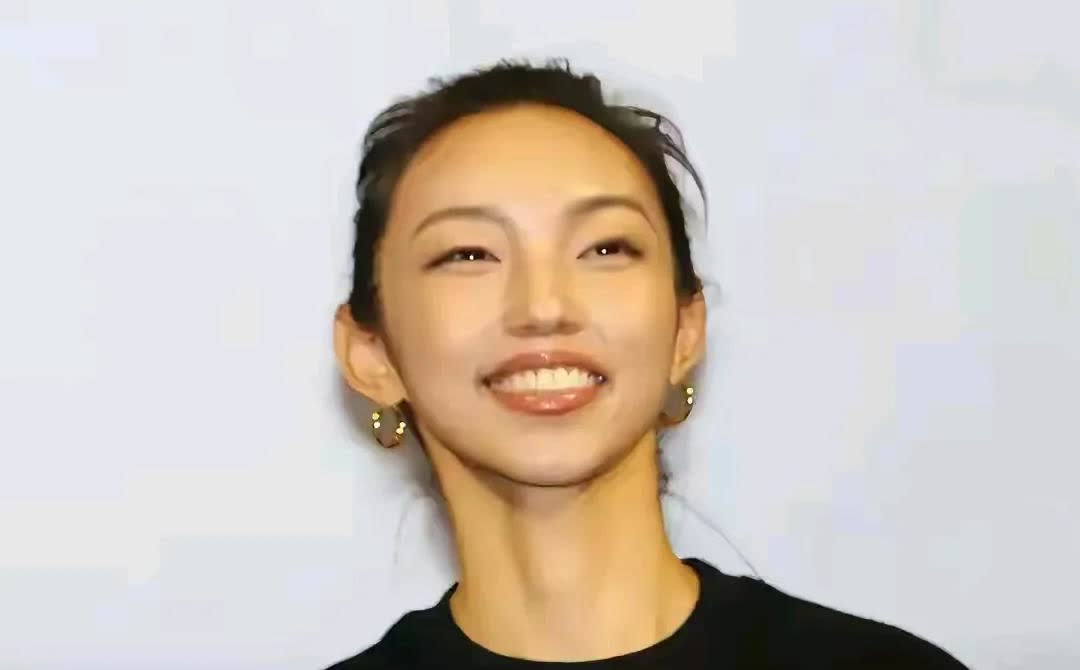 那尔那茜凉了，以后她在演艺圈没有前途了。其实就算她没有这档事，她的长相不符合大众