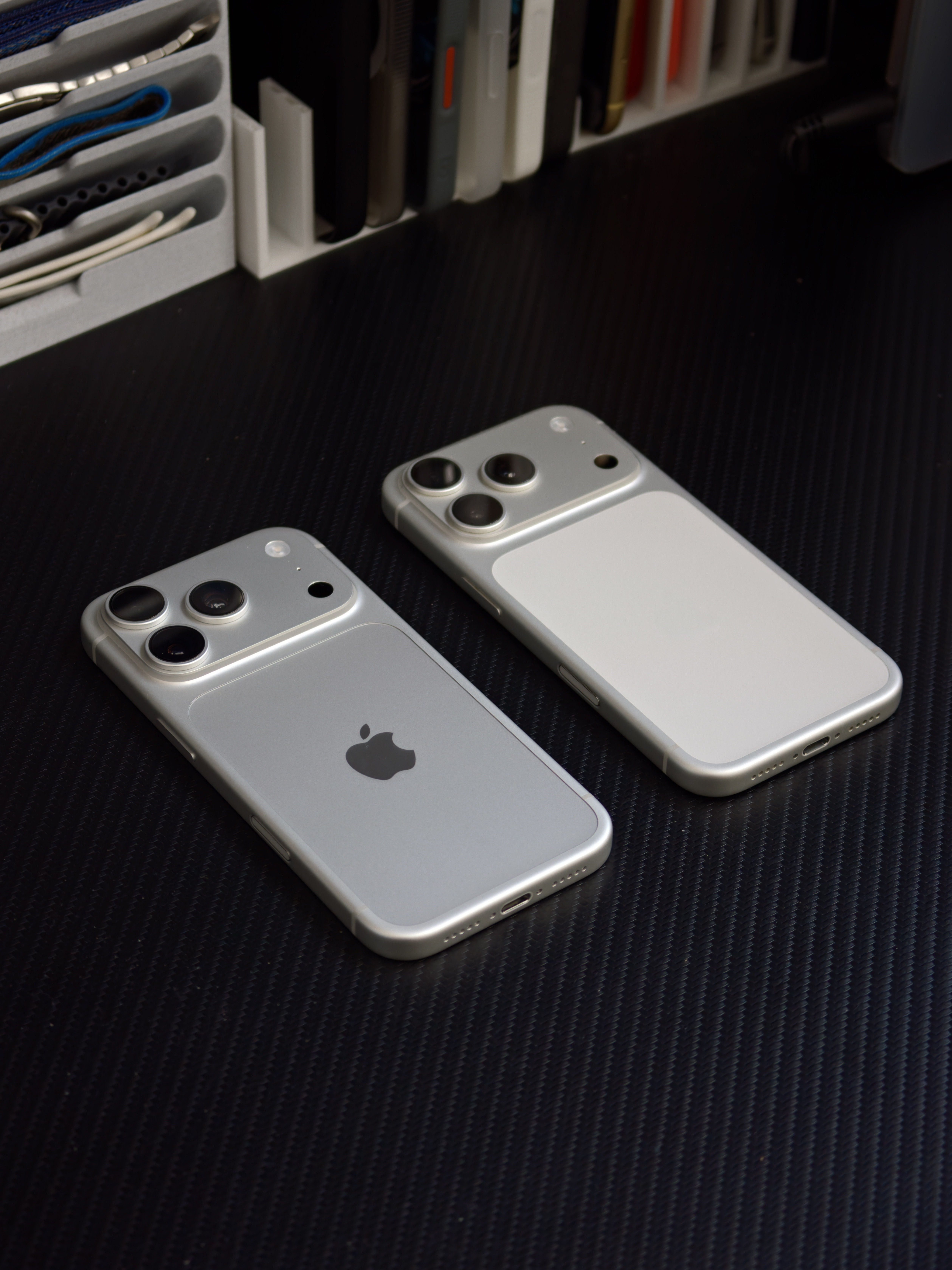 iPhone18Pro银色一体性好了很多。各个角度来看它都是跟边框颜色一致的，而且背部有轻微的颗粒感