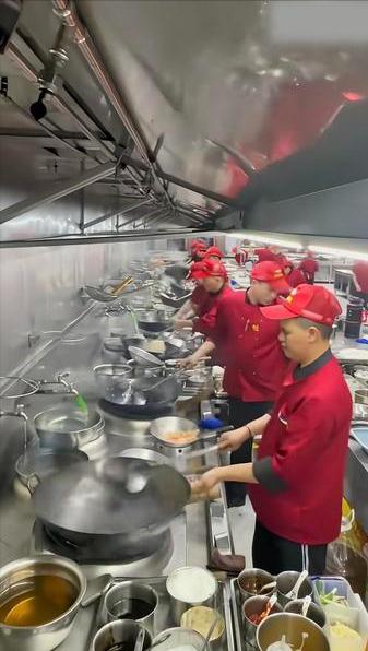 有人说，未来中央厨房和预制菜会成为趋势，因为有比厨房现炒难以比拟的成本优势，这句