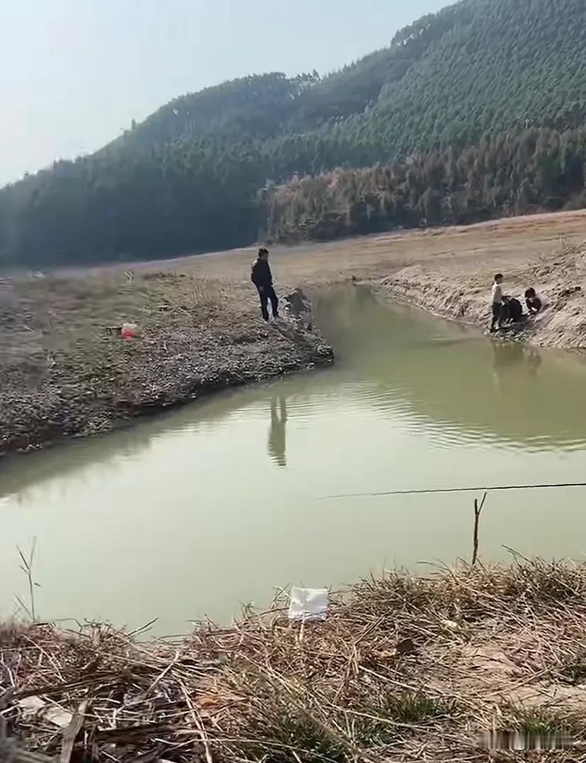 广西，女子白天和弟弟还有弟媳妇一起外出钓鱼，晚上在家烧烤，一家人看起来其乐融融。