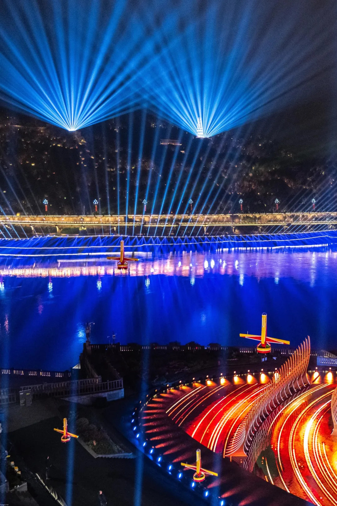 马年春晚中国航空工业集团“云影”、“翼龙”无人机亮相总台2026年春节联欢晚会