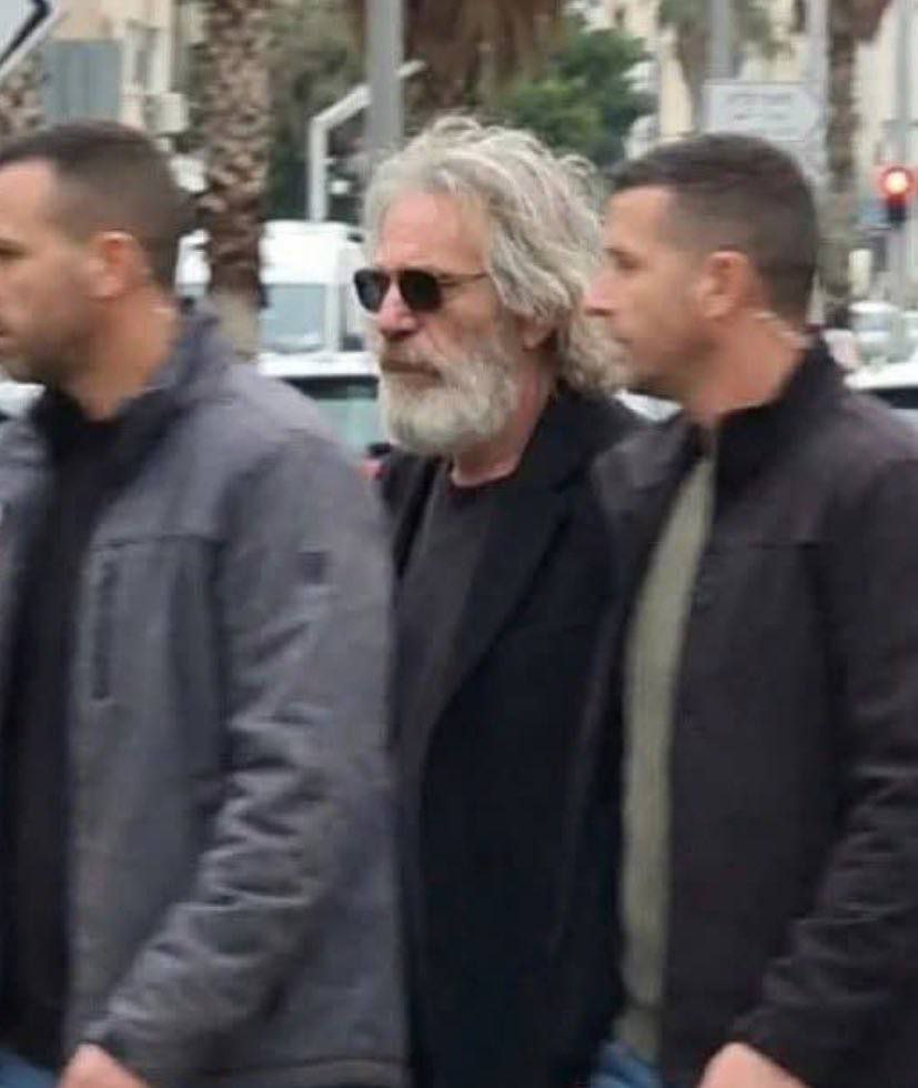 爱泼斯坦还活着？在以色列拍摄的照片显示，杰弗里·爱泼斯坦似乎化了新妆，并有两名保