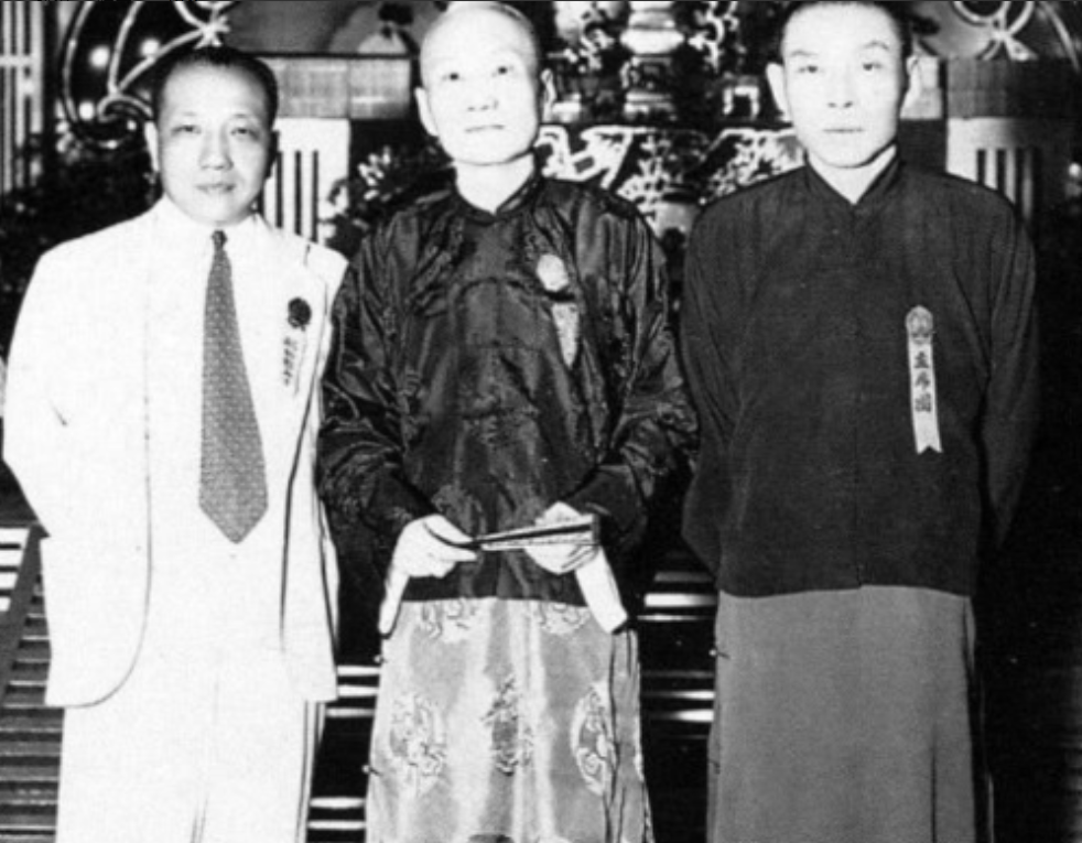 1929年，杜月笙的门徒惹了祸，他亲自登门，向对方大佬严老九作揖赔礼。可严老九却