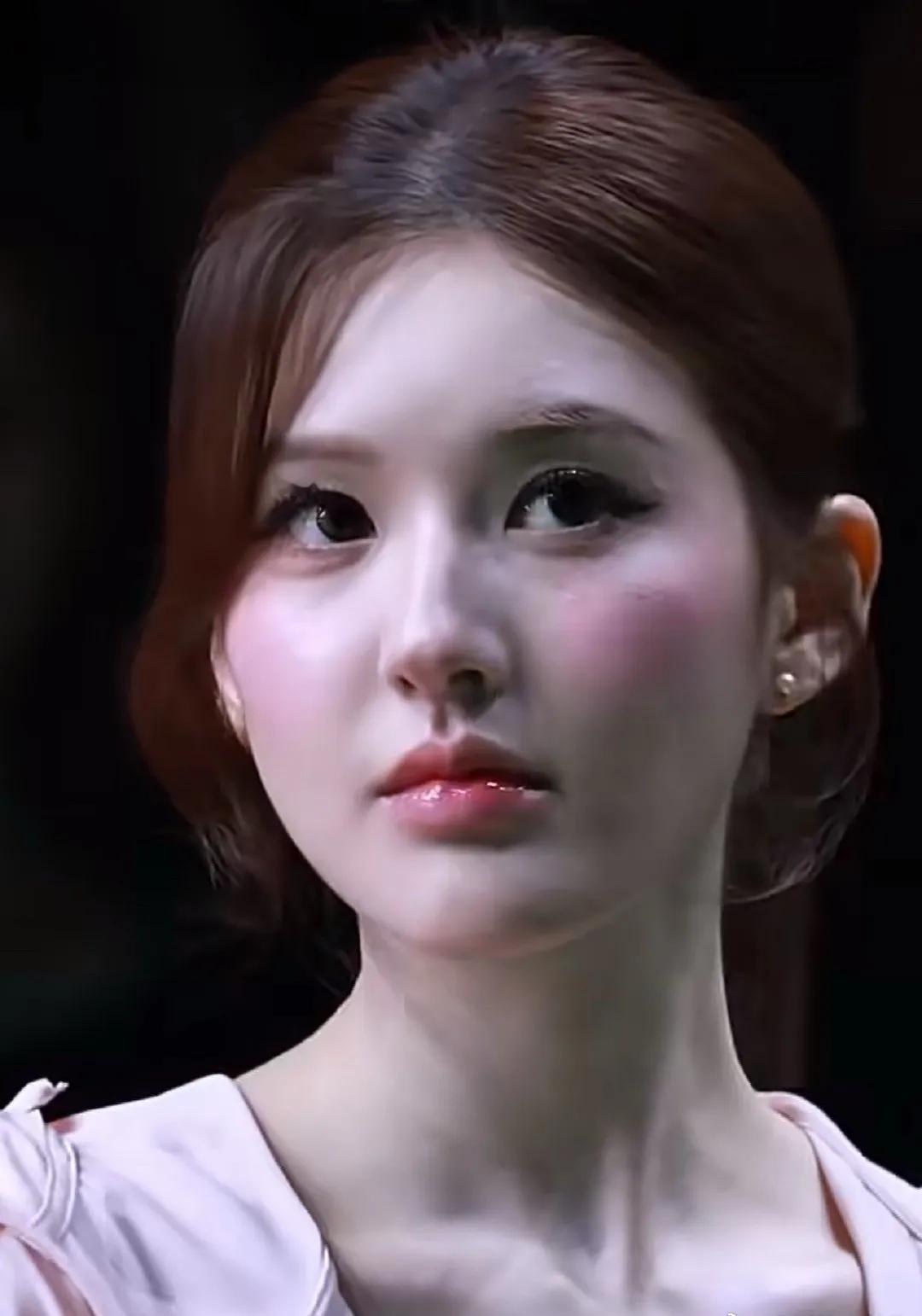 赵露思怼脸生图太能打了，皮肤状态好到连毛孔都清晰可见。