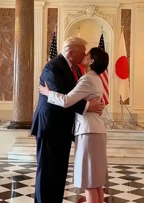 发现没有?老特跟早苗这次相见，弄的像情侣似的，又亲又搂，还挎上胳膊，气氛相当融