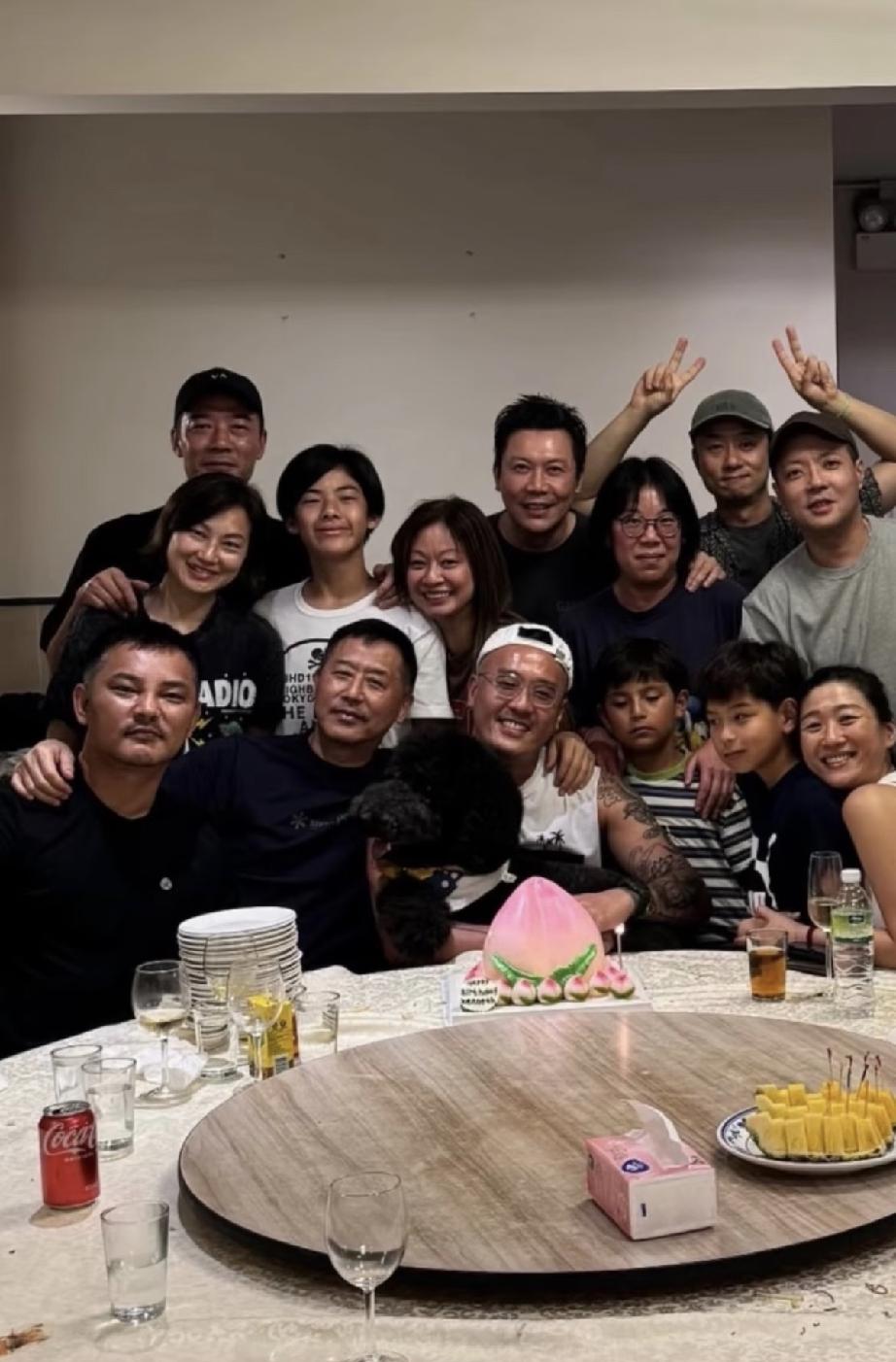 唐鹤德与之前传绯闻的史先生的一些旧照曝光，唐鹤德搂着史先生的肩膀，看着关系挺好的