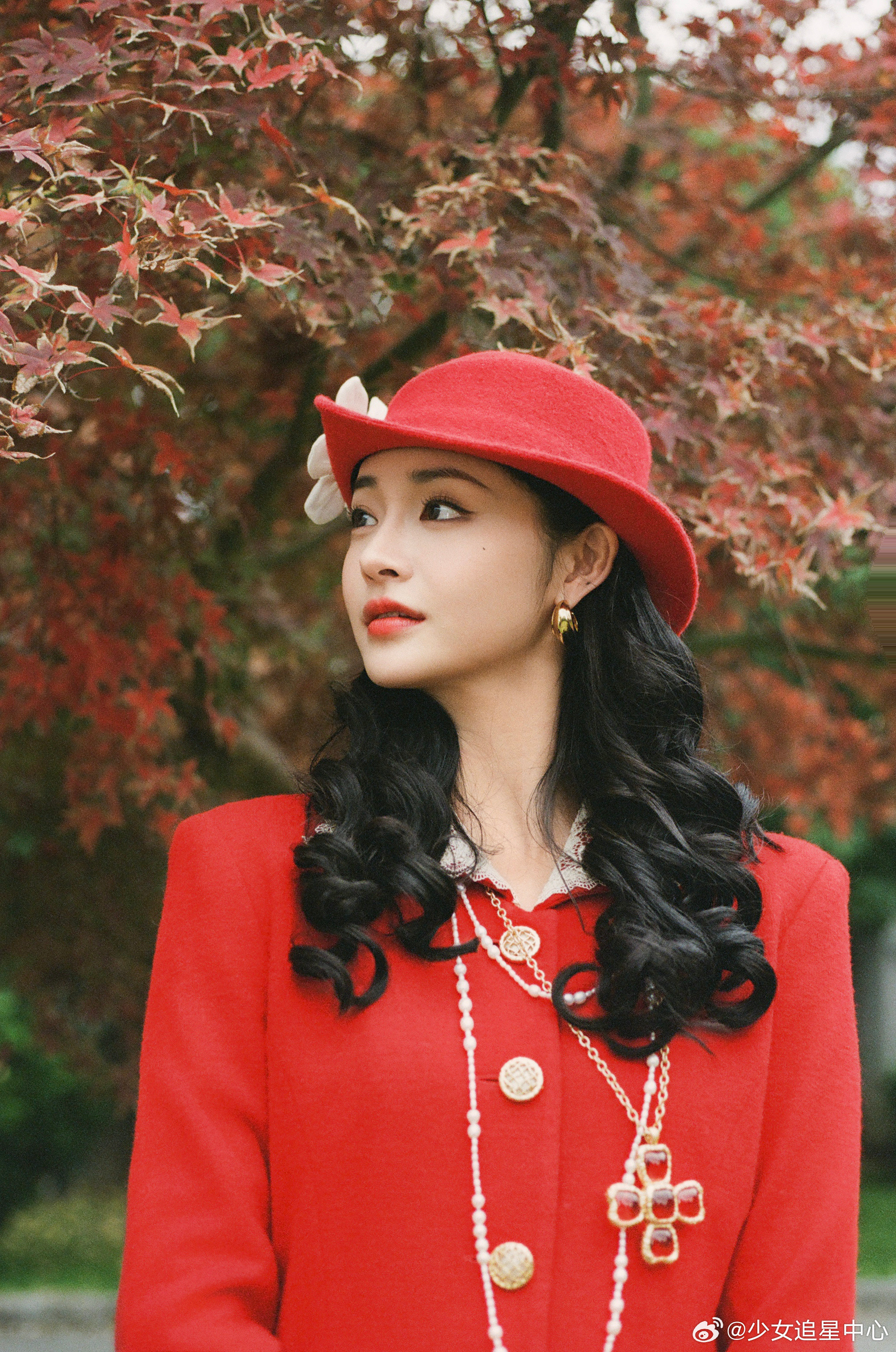 周洁琼80年代生日大片周洁琼80年代生日大片来啦，红色小洋装复古摩登，好美