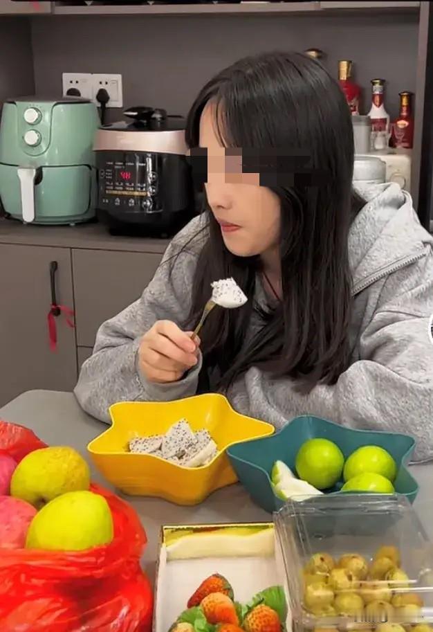 真给我看傻眼了！有个男的下班后瞧见怀孕29周的老婆买了堆水果，一看账单200多，