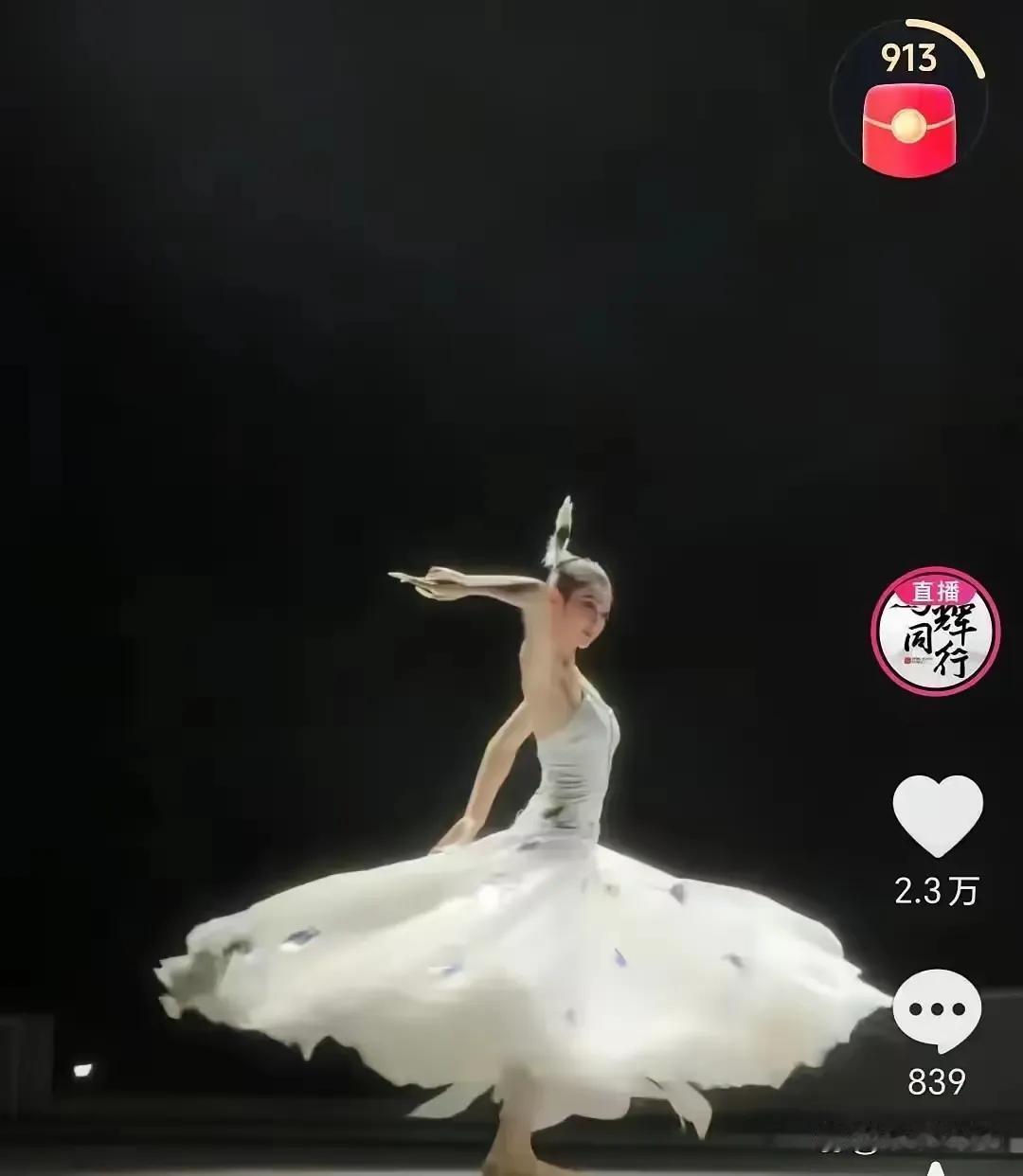 今年跨年夜太颠覆！千万人弃了央视、芒果台的明星晚会，齐刷刷蹲进董宇辉的直播间，这